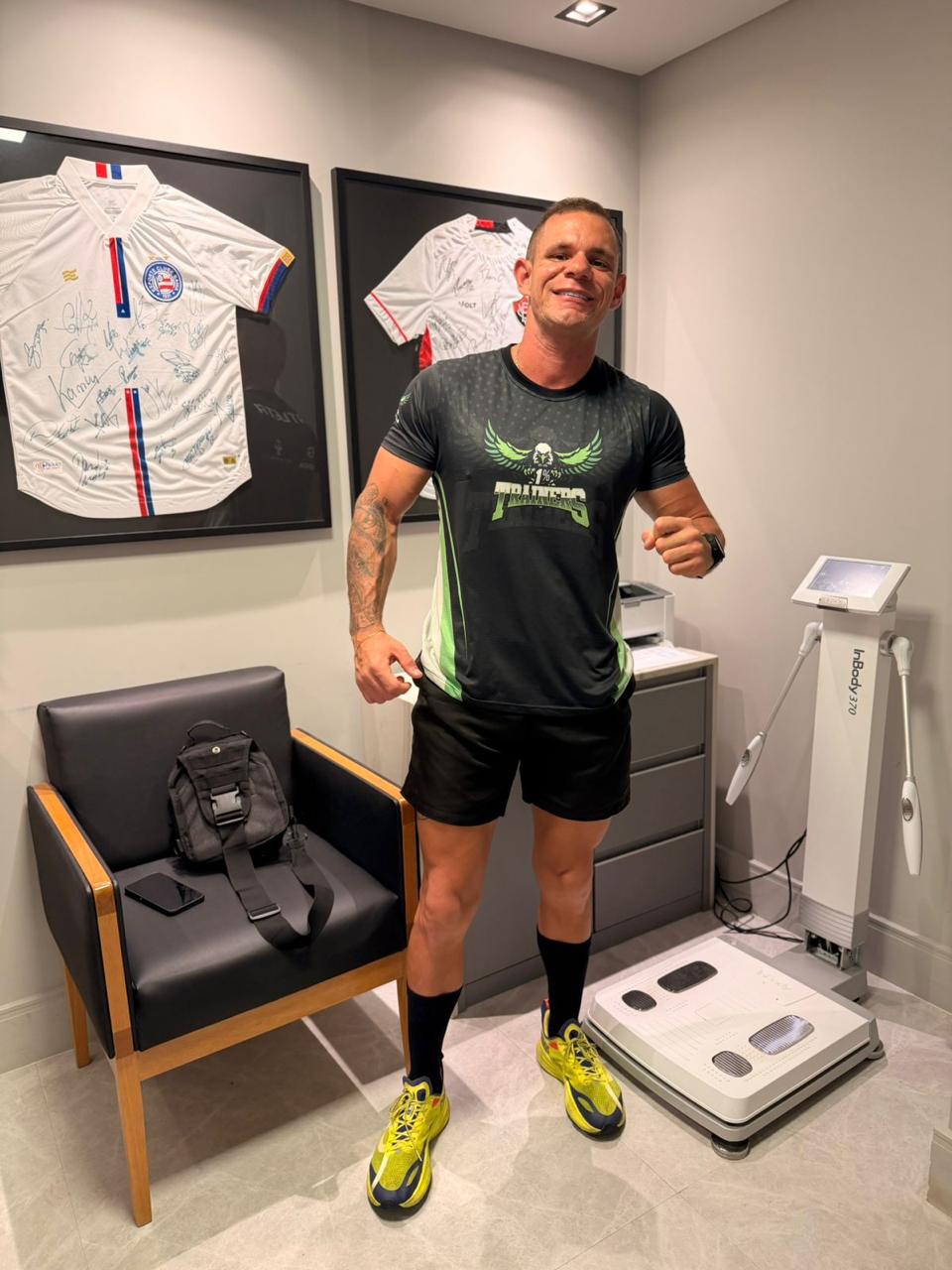 Diogo, treinador do 1% Trainers, com a camisa da equipe